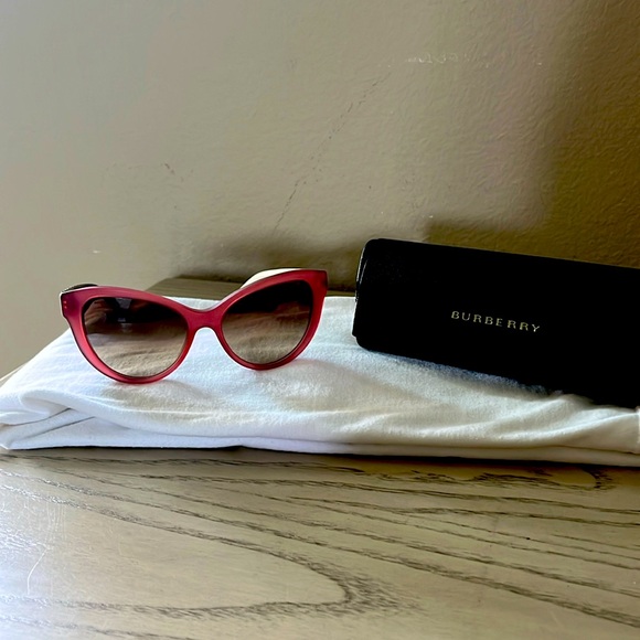 Beautiful  BURBERRY sunglasses - Picture 1 of 4